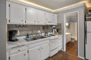 Fridge, microwave, oven, stovetop - Krystal Villa East 303- Nice, Central to Town (Mammoth Lakes)