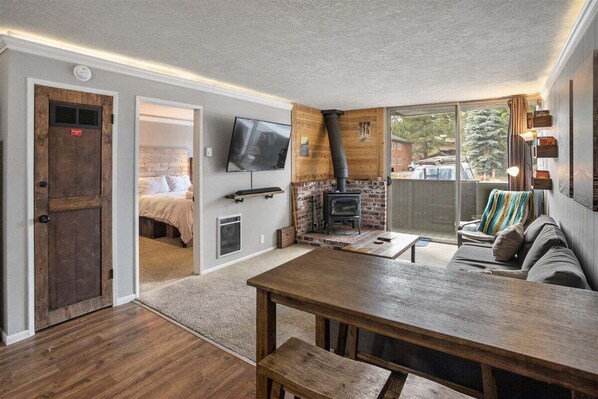TV - Krystal Villa East 303- Nice, Central to Town (Mammoth Lakes)