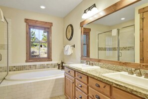Bathtub, hair dryer - Lodges 1122- Beautiful Townhouse, Mountain Views (Mammoth Lakes)