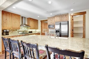 Fridge, microwave, oven, stovetop - Lodges 1122- Beautiful Townhouse, Mountain Views (Mammoth Lakes)