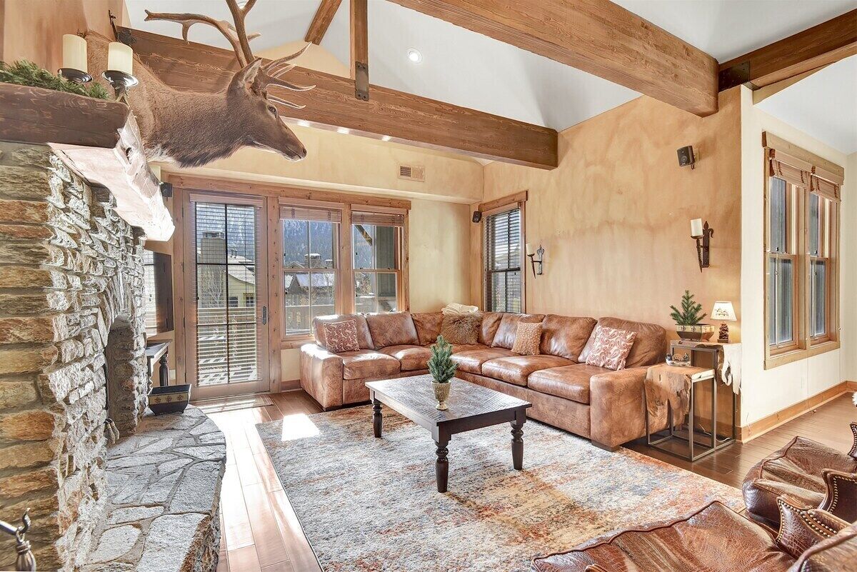 TV, fireplace, offices