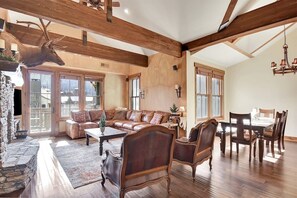 Televisión, chimenea, oficina