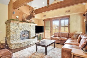 TV, fireplace, offices - Lodges 1122- Beautiful Townhouse, Mountain Views (Mammoth Lakes)