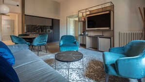 A modern living room with a sofa, chairs, a coffee table, and a TV. - Residence  Thym N3003 (Lucca)