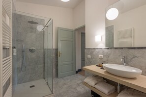 Shower, hair dryer, bidet, towels - Residence  Thym N3003 (Lucca)