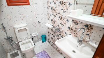 Shower, rainfall showerhead, free toiletries, hair dryer