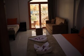 Room n. 303 | Laptop workspace, blackout drapes, iron/ironing board, free WiFi - Kana Kato (Aswan)