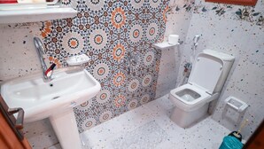 Room n. 204 | حمام | تجهيزات دش، دُش غزير، مستلزمات مجانية للعناية الشخصية، مجففات شعر