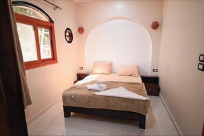 Skrivebord for bærbar PC, blendingsgardiner og strykejern/-brett