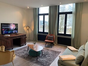 Flat-screen TV - Royal South - Stylish Apartment with PARK VIEW in Antwerp (Antwerpen)