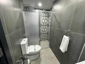 標準雙床房, 2 張單人床, 非吸煙房 | 浴室 | 淋浴設備、淋浴花灑、吹風機、拖鞋