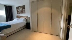 Appartement, Plusieurs lits | 2 chambres, fer et planche à repasser, accès au Wi-Fi (inclus)