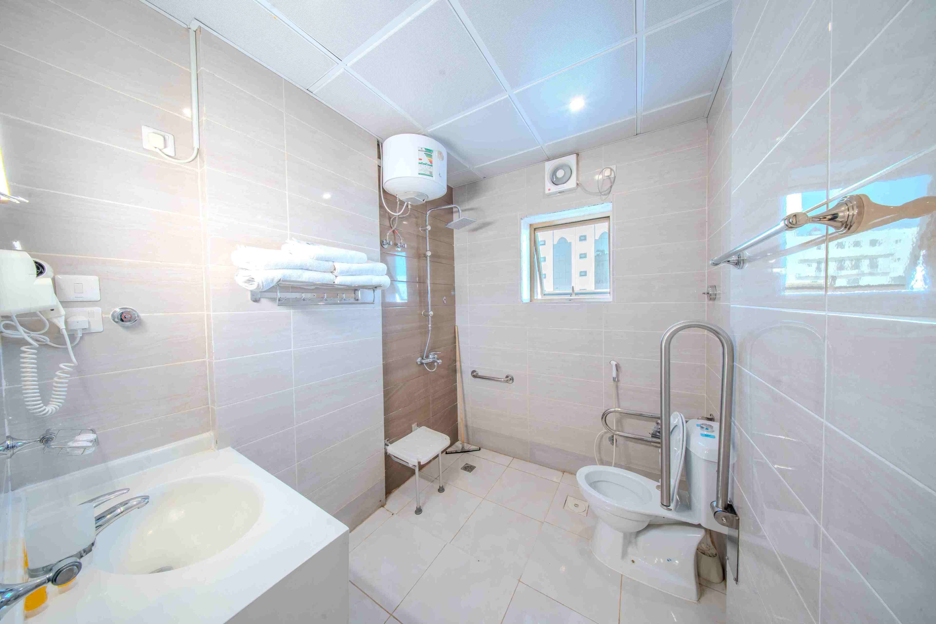 Een douche, gratis toiletartikelen, een haardroger, pantoffels
