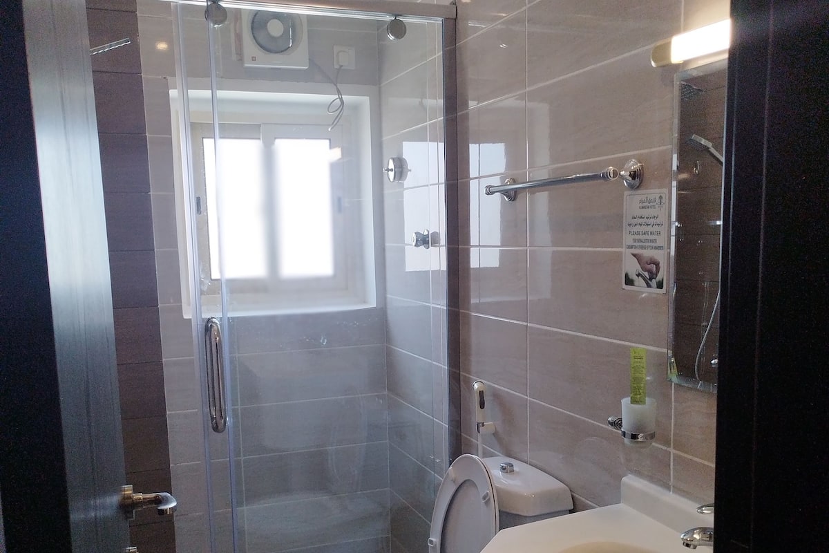 Douche, articles de toilette (gratuits), séchoir à cheveux, pantoufles