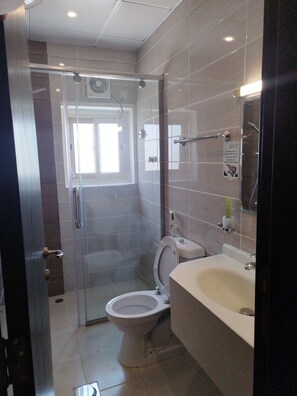 Shower, free toiletries, hair dryer, slippers - Al Marzam Hotel (Madinah)