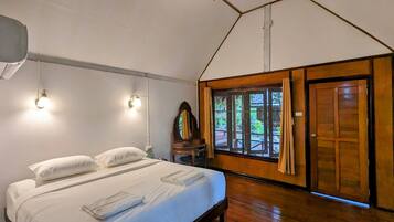 Traditional Cabin | In-room safe, free cribs/infant beds, free WiFi, bed sheets