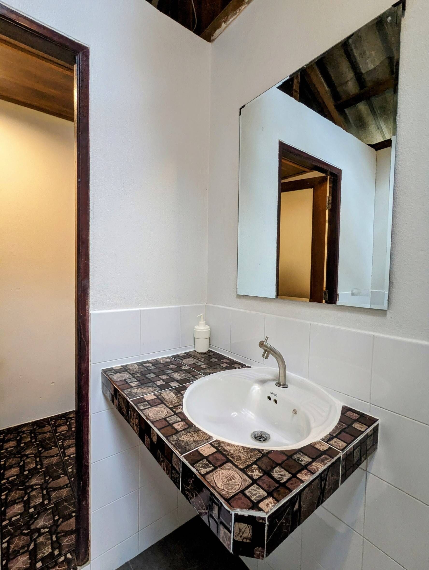 Deluxe Double Room | Bathroom sink