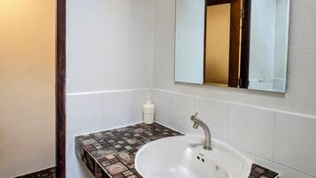 Deluxe Double Room | Bathroom sink