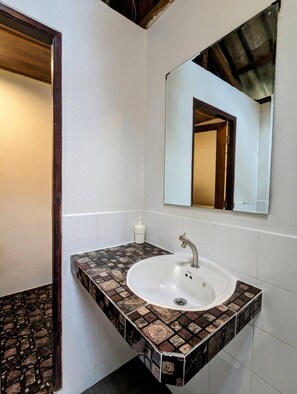 Deluxe Double Room | Bathroom sink - Ziggy Stardust (Ranong)