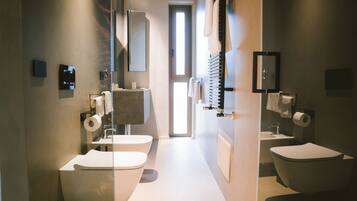 Ein modernes Badezimmer mit Toilette, Bidet und Waschbecken.