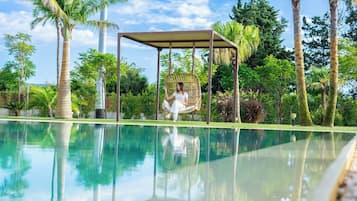 Piscine extérieure, parasols de plage, chaises longues
