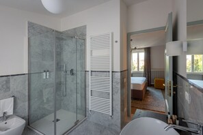 Bruser, hårtørrer, bidet, håndklæder