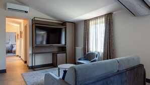 A modern living room with a sofa, a television, and a small table. - Residence  Tulipe N3004 (Lucca)