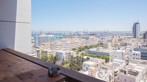 Vista panorámica de la ciudad desde un balcón con un cuenco de metal en el borde.