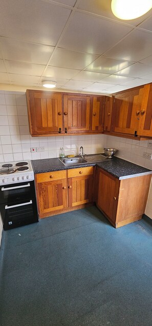 Full-size fridge, microwave, stovetop, cookware/dishes/utensils