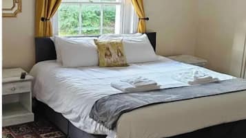 Superior Double Room, 1 King Bed, Bathtub | Free WiFi, bed sheets