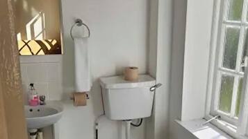 Phòng đôi, 1 giường đôi, phòng tắm riêng | Phòng tắm | Máy sấy tóc, khăn tắm, xà phòng, dầu gội