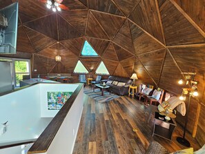 Una Smart TV, un futbolín, libros