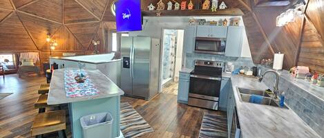 Kjøleskap, mikrobølgeovn, ovn og kokeplater