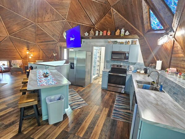 Frigorífico, microondas, horno y placa de cocina