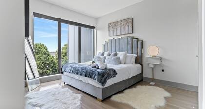 NEW LUXURY PENTHOUSE WITH AMAZING VIEWS KINGBED FREE PARKING