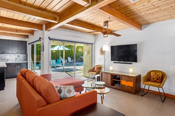 Televisión, chimenea, reproductor de DVD