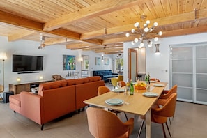 Dining - Three Amigos Ranch – Modern Palm Springs Retreat (Palm Springs)