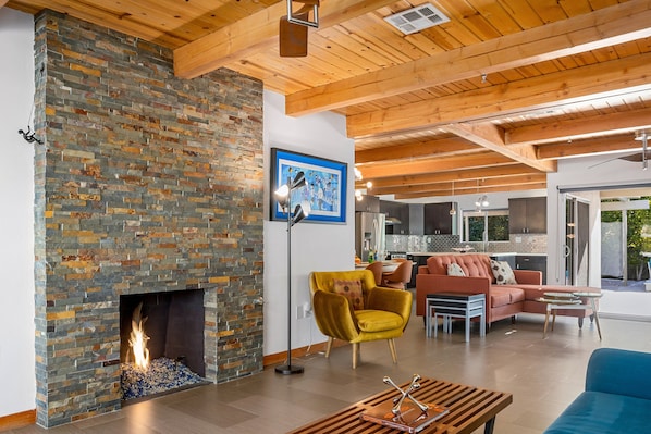 Smart TV, fireplace, DVD player - Three Amigos Ranch – Modern Palm Springs Retreat (Palm Springs)