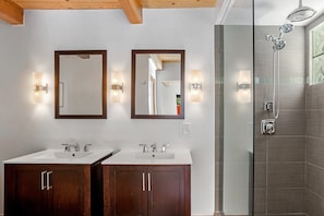 Shower, hair dryer, towels - Three Amigos Ranch – Modern Palm Springs Retreat (Palm Springs)