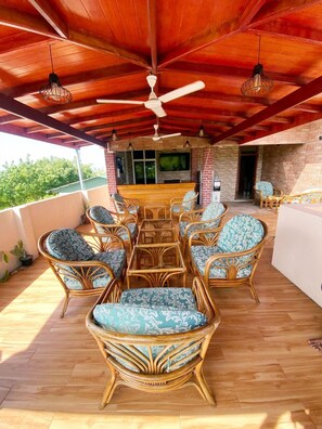 Free daily buffet breakfast - White Sand Inn (Maamigili)