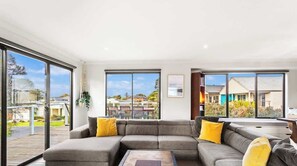 Televisión y oficina 