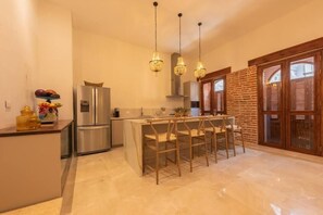 Full-sized fridge, oven, cookware/dishes/utensils, kitchen islands - Casa Luxor by SOHO (Cartagena)