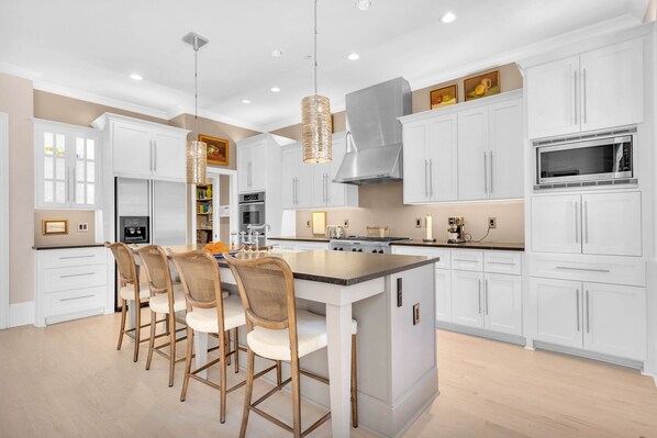 Microondas, horno, parrilla de estufa y lavavajillas