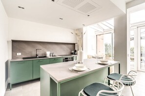 Geladeira, fogão, cooktop, lava-louças