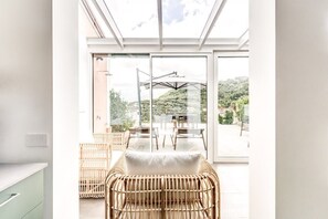 Televisión y oficina 