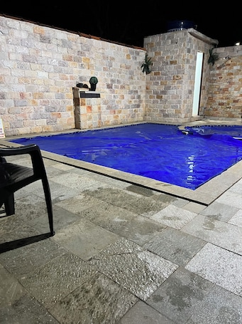 Outdoor pool, a heated pool. Casa Vitória Pirenópolis