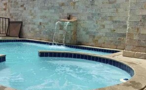 Piscina a l'aire lliure i piscina climatitzada 