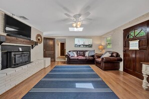 Smart TV, DVD player, books, stereo - 🌊 Lakefront Getaway with 🏖 Saltwater Pool, 🎣 Dock, 🛏 Linens Included (Moneta)