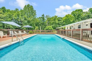 Outdoor pool - 🌊 Lakefront Getaway with 🏖 Saltwater Pool, 🎣 Dock, 🛏 Linens Included (Moneta)