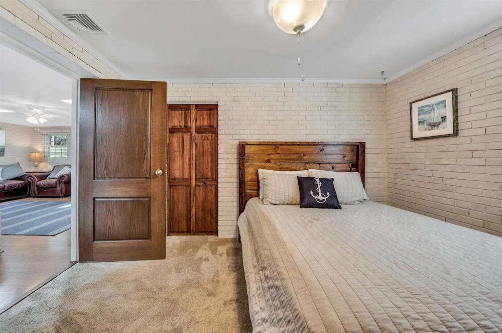 Beautiful cottage with pool and dock on a deepwater cove on Smith